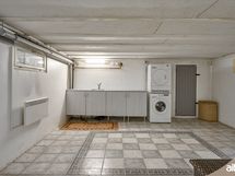 Kellarissa todella paljon säilytystilaa ja kodinhoitopiste.