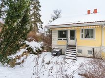 Viihtyisä takapiha ja terassi etelän suuntaan