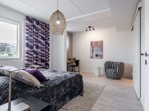 Makuuhuone on todella tilava.