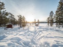 Näkymäolohuoneesta järvelle