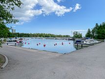 Otsolahden venesatama ja alueen upeat rannat tarjoavat puitteet ulkoiluun.