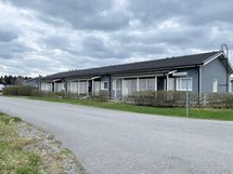 Etujulkisivu Vallattomankadun ja Yli-Raakkulantien kulmasta