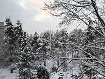 Avara parvekenäkymä talvella