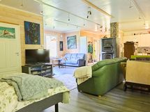 Ateljén päädystä kohti sisäänkäyntiä, vasemmalla ovi varastoon.