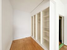 Käytännöllisen alkovin yhteydessä on säilytystilaa kiinteissä kaapistoissa.