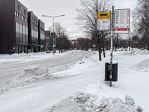 Vierestä lähtevät kattavat bussilinjat suuntaan ja toiseen. Myös metro lähellä.