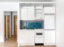 Avokeittiö on sovitettu huoneen nurkkaan.