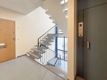 Tämä koti sijaitsee hissitalon ylimmässä kerroksessa.