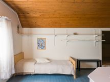 Yläkerran makuuhuone 2