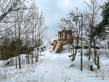 Ulkoilemaan voi suunnata esim. Alppipuistoon tai Töölönlahden maisemiin.