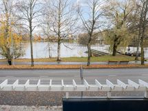 maisemaa järvelle päin