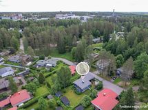 Lähin ruokakauppa n. 1,8 km.