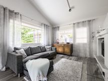 Oleskelutilan viereinen takkahuone