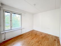 Makuuhuoneessa on ikkunat kahteet suuntaan.