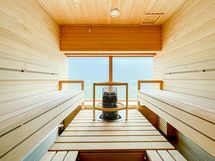 Yhtiössä on jopa kaksi saunaa, josta voit varata oman vuorosi