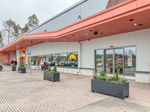 Lähimpään ruokakauppaan on noin 500 metrin matka. Kaupan edessä myös lähin bussipysäkki.