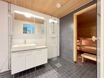 Kylpyhuoneesta on käynti omaan saunaan.