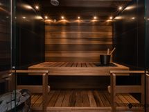 Saunan seinä on kokonaan lasia.