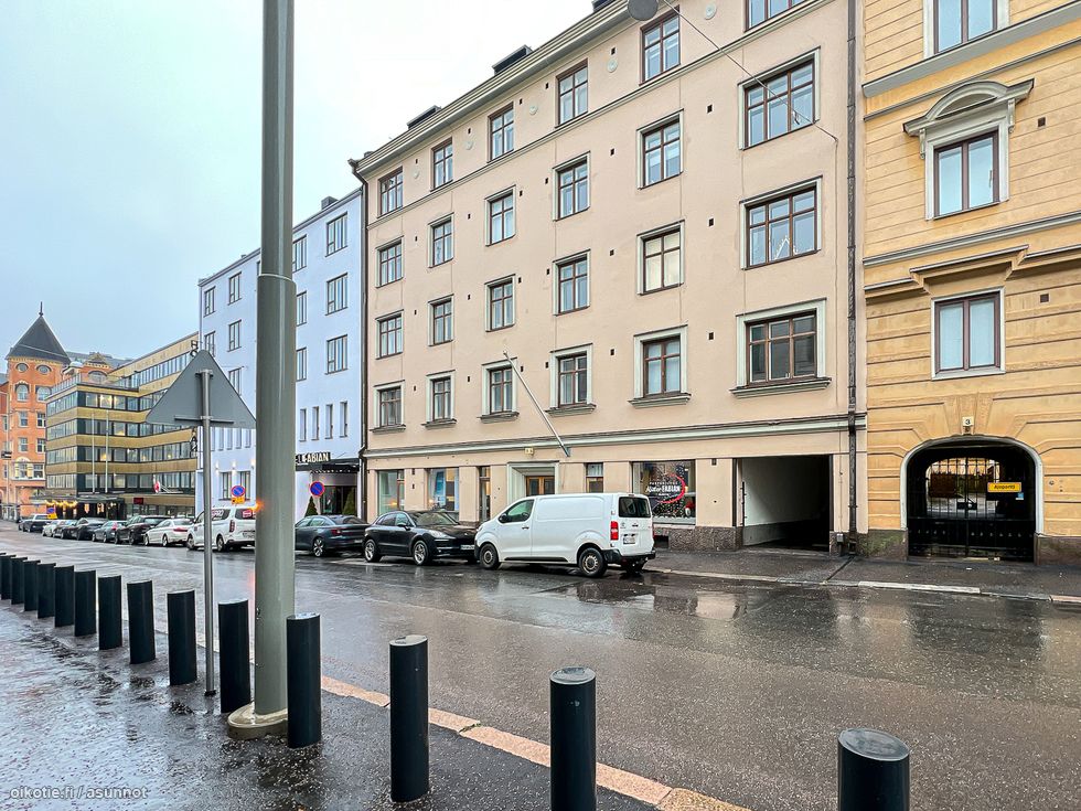 Taloyhtiö on rakennettu vuonna 1915 omalle tontille