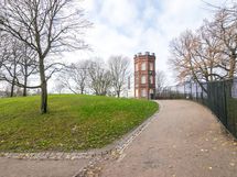 Sinebrychoffin puisto vain noin viiden minuutin kävelymatkan päässä.