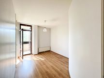 Makuuhuone josta pääsy myös lasitetulle parvekkeelle.