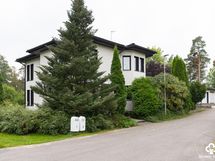 Julkisivu kadulle päin