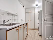 Kodinhoitohuone josta myös uloskäynti