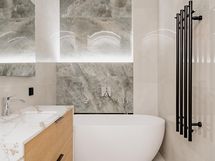 Sisäpihan makuuhuoneen yhteydessä oleva kylpyhuone