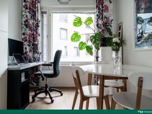 Välitilan ikkuna rauhaisalle sisäpihalle