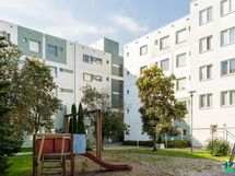 Yhtiön pihapiiri on rauhallinen ja suojaisa