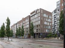 Rakennuksen julkisivu kadun puolelta