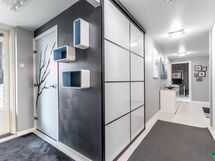 Saunaosaston saa suljettua omaksi rauhalliseksi tilaksi liukuovella.