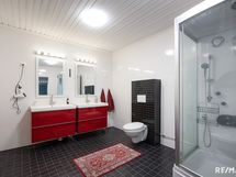 Yläkerran WC-kylpyhuone