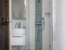 Yläkerran kylpyhuone