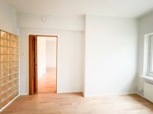 Makuuhuoneeseen mahtuu hyvin parisänky