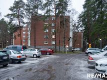 Parkkipaikka vieressä