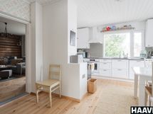 Vasemmalla olohuone, oikealla keittiö