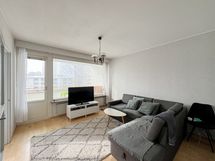 Tervetuloa 3. kerroksen valoisaan yksiöön, jossa isot ikkunat ja parveke suuntaavat länteen.