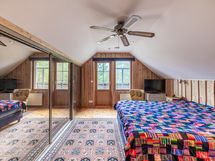 Yläkerran toisen makuuhuoneen yhteydessä avoparveke