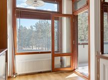 Keittiön puolelta käynti lasitetulle parvekkeelle