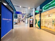 Kauppakeskus Entresse on noin 2 km päässä asunnolta. Matka taittuu esim. junalla.