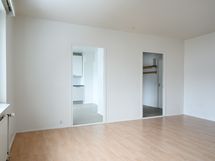 Makuuhuoneesta on kulku eteiseen  sekä keittiöön.