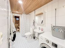 Kylpyhuone on tilava ja sinne saa vaikka pesutornin