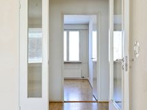 Olohuoneessa on alkuperäiset kauniit lasiovet