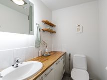 Alakerran erillis wc.