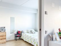 Makuuhuoneen saa suljettua omaksi tilakseen siistillä liukuovella.