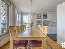 Ruokailutilaan mahtuu iso pöytä