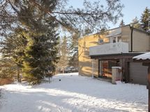 Sisäänkäynti, oikealla autotalli ja ihan kuvan edustalla vielä autokatos