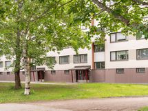 Sisäänkäynti talon toiselta puolelta.