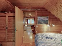 Näkymät yläkerran kolmannesta makuuhuoneesta aulaan päin.